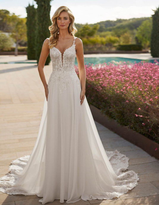 Robes de mariées  ADRIANA ALIER SARA est une Robe de mariée évasée longue en georgette avec bustier en dentelle, perles, décolleté plongeant, bretelles fleuries et dos ouvert. 