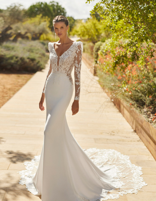 Robes de mariées  ADRIANA ALIER SAUL - Robe de mariée sirène longue en crêpe bi-élastique avec corsage en dentelle, strass, décolleté profond, manches amovibles, dos nu et traîne en dentelle. 