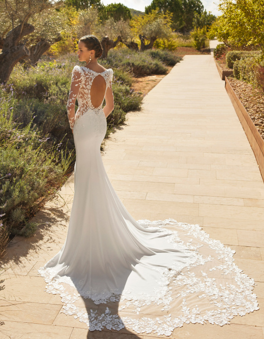 Robes de mariées  ADRIANA ALIER SAUL - Robe de mariée sirène longue en crêpe bi-élastique avec corsage en dentelle, strass, décolleté profond, manches amovibles, dos nu et traîne en dentelle. 