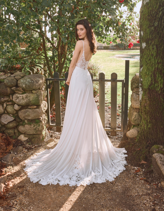 Robes de mariées  ALBERTO PALATCHI Cheryl La mousseline de soie raffinée offre un jeu de transparences sur le corsage et la traîne en tulle brodé et fleurs. La réinterprétation du décolleté en cœur et le dos ouvert apportent une touche de modernité. Il est réalisé en broderie de fils fins  