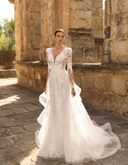 Robes de mariées  ADRIANA ALIER PAVIL - Ensemble deux pièces robe de mariée sirène avec décolleté en V, corsage en dentelle perlée, manches longues en dentelle amovibles, dos boutonné, sur-jupe en tulle à volants. 
