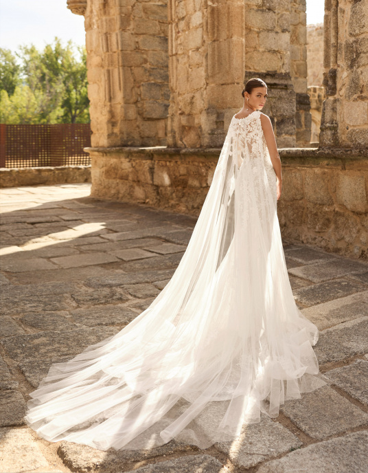 Robes de mariées  ADRIANA ALIER PAVIL - Ensemble deux pièces robe de mariée sirène avec décolleté en V, corsage en dentelle perlée, manches longues en dentelle amovibles, dos boutonné, sur-jupe en tulle à volants. 