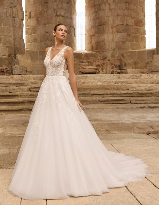 Robes de mariées  ADRIANA ALIER PESARO - Robe de mariée ligne A avec décolleté en V, bretelles, dos en V en tulle avec dentelle perlée, fleur au dos. 