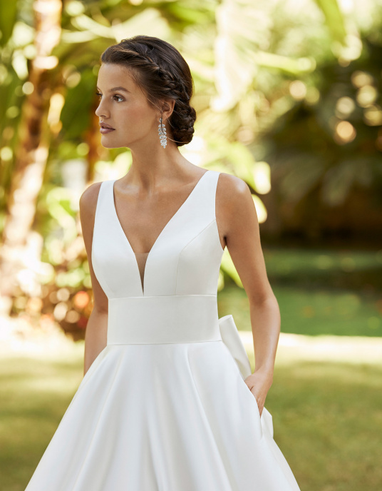 Robes de mariées  ADRIANA ALIER ZULEY Robe de mariée de style classique en satin. Encolure plongeante, dos en U avec nœud et poches. 