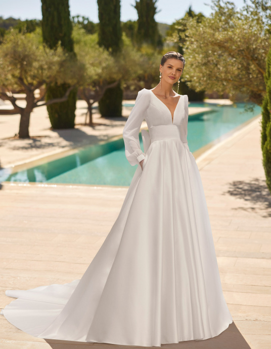 Robes de mariées  ADRIANA ALIER ZULEY Robe de mariée de style classique en satin. Encolure plongeante, dos en U avec nœud et poches. 