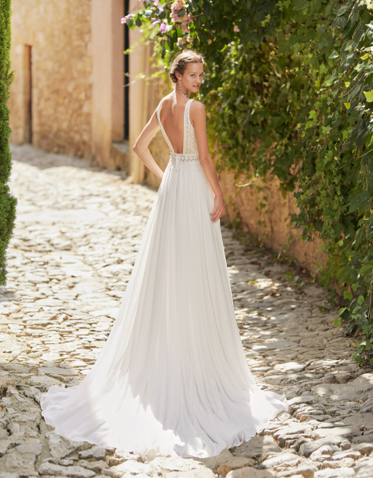 Robes de mariées  ADRIANA ALIER MASTY Robe de mariée au corsage en dentelle, avec un décolleté en V, un dos carré et une jupe plissée. Modèle unique Alma Novia en georgette. 