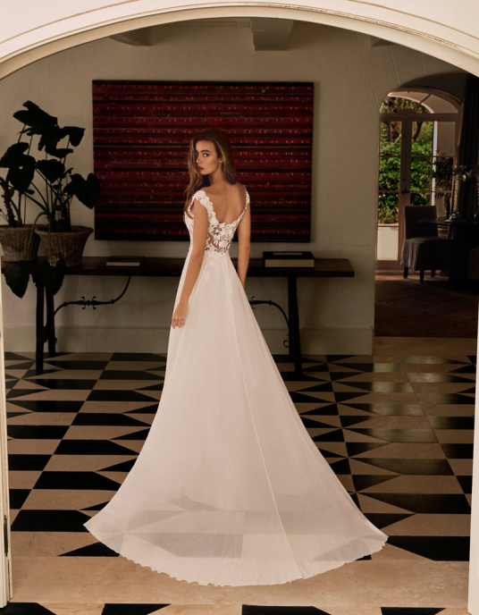 Robes de mariées  ALBERTO PALATCHI Aida est une robe trapèze de style romantique qui combine un corsage réalisé avec de délicates applications de guipure et une jupe en mousseline soyeuse 
