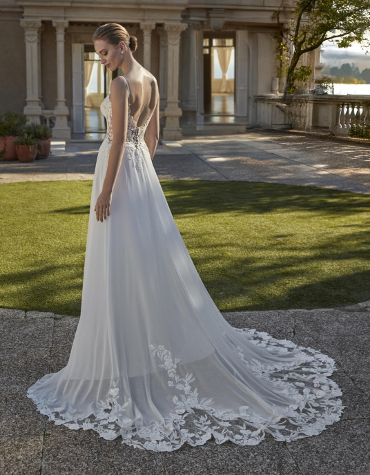 Robes de mariées  Saint Patrick ALIAH : Cette robe allie chiffon, tulle, dentelle et perles dans une silhouette A-line. Le décolleté en V et le dos plongeant créent une ligne fluide et élégante — parfaite pour une cérémonie en plein air ou urbaine 