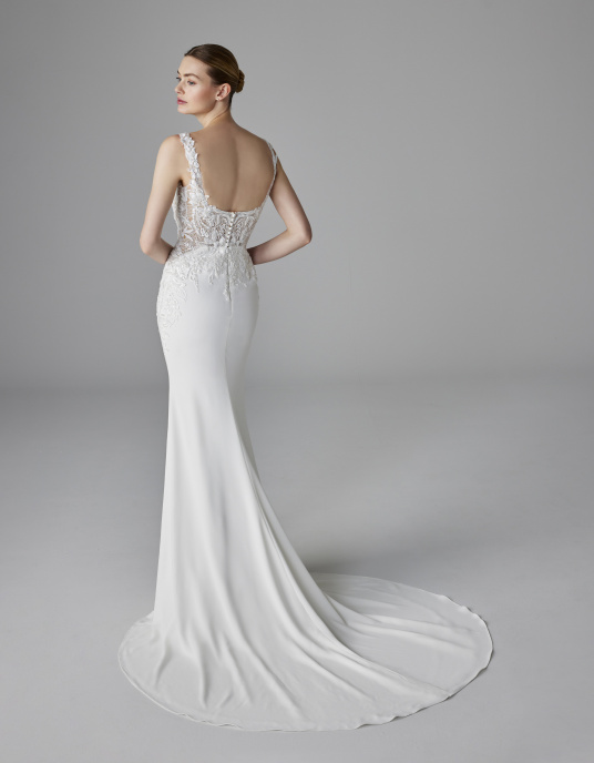 Robes de mariées  Pronovias ALIX sophistiquée et séduisante. Cette robe sirène présente un corsage en dentelle avec un décolleté en cœur et de fines bretelles 