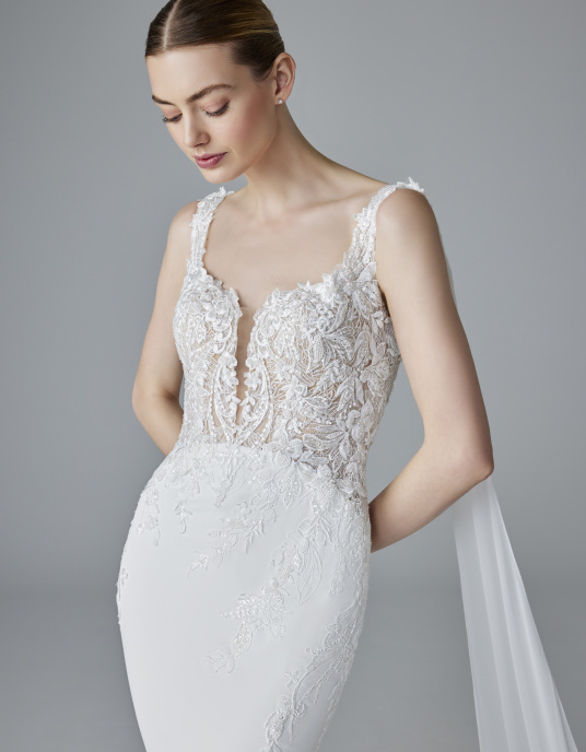 Robes de mariées  Pronovias ALIX sophistiquée et séduisante. Cette robe sirène présente un corsage en dentelle avec un décolleté en cœur et de fines bretelles 
