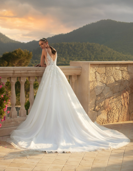 Robes de mariées  Nicole Couture AMBER est une robe de mariée princesse faite de dentelle et de tulle. 