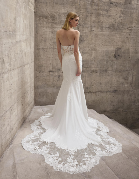 Robes de mariées  Pronovias ATTAL : Robe sirène de mariage et de soirée avec décolleté en cœur, confectionnée en dentelle sophistiquée, crêpe et chantilly. Parfaite pour mariages, robes de gala, robes de soirée longues ou événements prestigieux, cette robe sirène allie glamour holly 