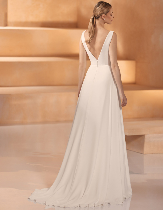 Robes de mariées  Bianco Evento GOBI : Robe de mariée trapèze Fabriquée en georgette de haute qualité Sans manches Décolleté en V sur le devant et dans le dos 