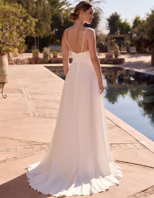 Robes de mariées  Bianco Evento Catalina Robe de mariée trapèze au style romantique, réalisée dans un crêpe de laine synthétique de qualité supérieure et sublimée par une longue traîne. 