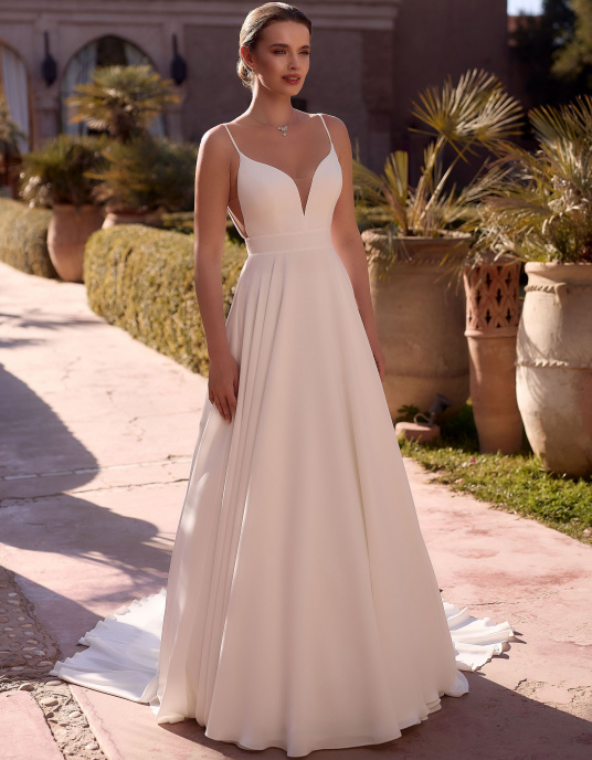 Robes de mariées  Bianco Evento Luca Robe de mariée trapèze, confectionnée dans un crêpe de laine haut de gamme, ornée d’une longue traîne et sublimée par un dos ouvert ainsi qu’un décolleté en V. 