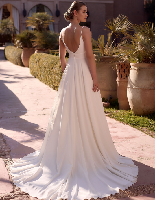 Robes de mariées  Bianco Evento Luca Robe de mariée trapèze, confectionnée dans un crêpe de laine haut de gamme, ornée d’une longue traîne et sublimée par un dos ouvert ainsi qu’un décolleté en V. 