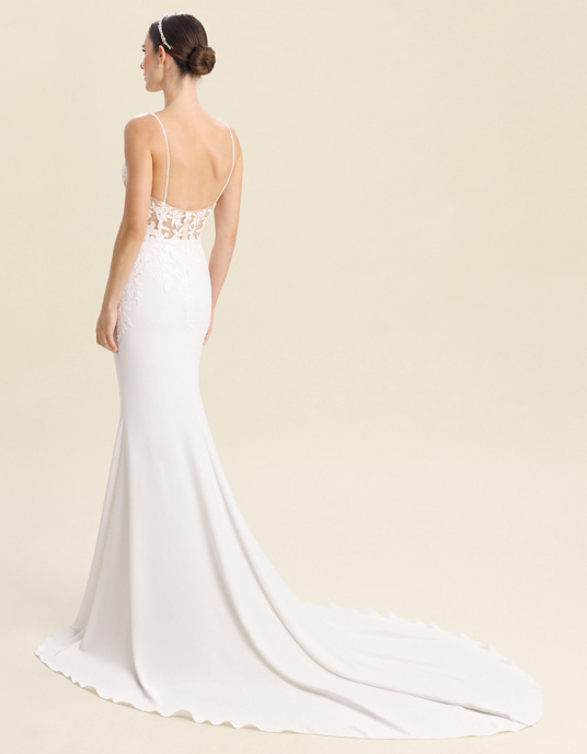 Robes de mariées  Bianco Evento Ares Robe de mariée sirène moderne, réalisée en georgette et dentelle de coton, dotée d’un décolleté en V, d’un dos droit et sans manches. Elle se distingue par sa longue traîne élégante et son corsage en dentelle florale de coton. 