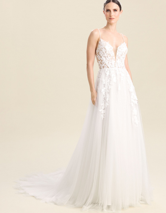 Robes de mariées  Bianco Evento Kosmos Robe de mariée princesse au style romantique, réalisée en dentelle de coton et en tulle doux. Elle présente un décolleté en V, un dos droit, une coupe sans manches ainsi qu’une longue traîne raffinée. Son corsage est orné d’une délicate dentelle fl 