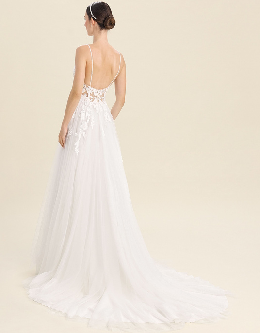 Robes de mariées  Bianco Evento Kosmos Robe de mariée princesse au style romantique, réalisée en dentelle de coton et en tulle doux. Elle présente un décolleté en V, un dos droit, une coupe sans manches ainsi qu’une longue traîne raffinée. Son corsage est orné d’une délicate dentelle fl 