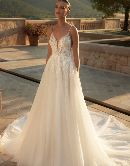 Robes de mariées  Nicole Couture AMBER est une robe de mariée princesse faite de dentelle et de tulle. 