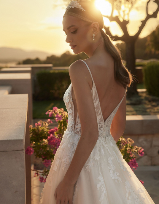 Robes de mariées  Nicole Couture AMBER est une robe de mariée princesse faite de dentelle et de tulle. 