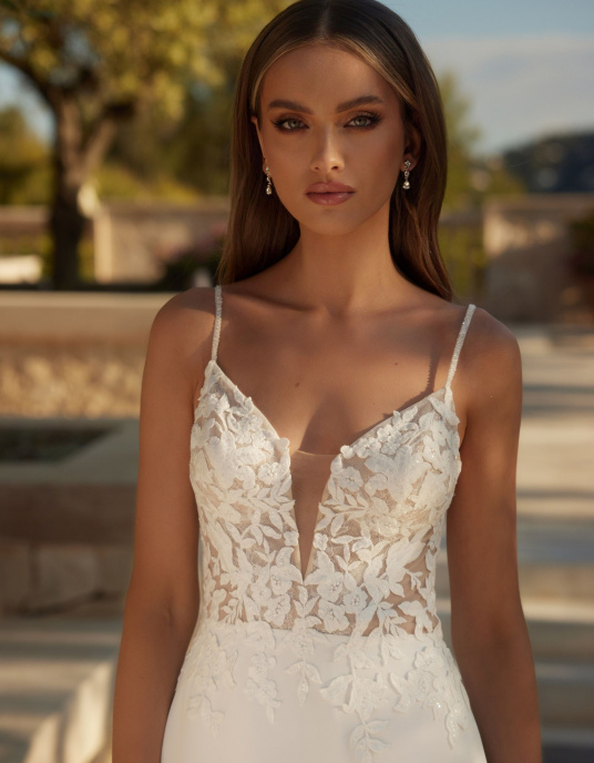 Robes de mariées  Bianco Evento BERYL : "Robe mariée trapèze moderne  Mousseline, dentelle, bretelles sensuelles, dos droit. Élégance naturelle. 