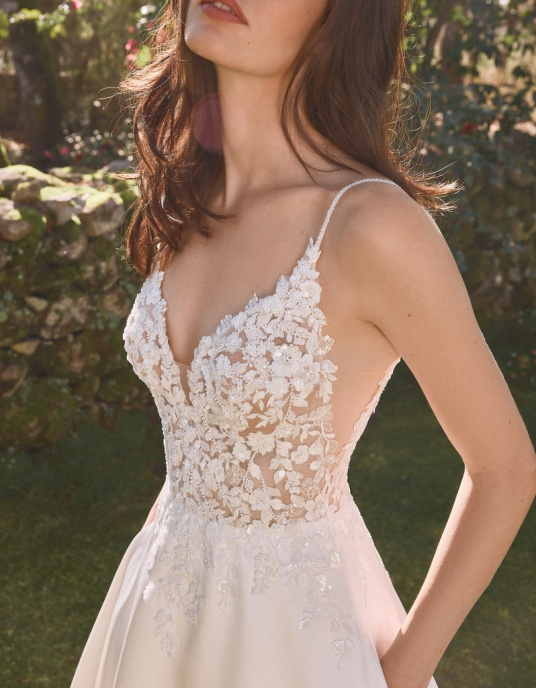 Robes de mariées  ALBERTO PALATCHI CHIARA Robe de style classique combinant un corsage ajusté et une encolure en V avec de délicates appliques de pierres précieuses sur une jupe mikado avec des appliques florales en 3D. 