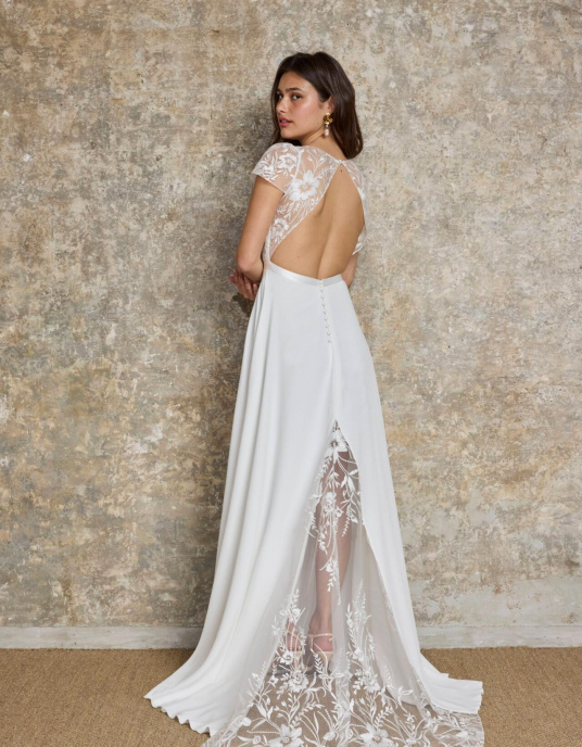 Robes de mariées  Lambert Creation Comète Robe de mariée au style classique et intemporel avec son buste à manches courtes et sa quille en tulle brodé fleurs. 