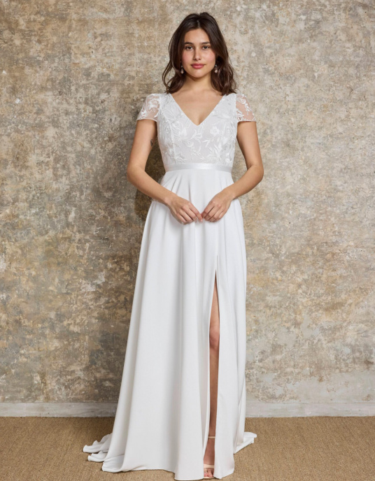 Robes de mariées  Lambert Creation Comète Robe de mariée au style classique et intemporel avec son buste à manches courtes et sa quille en tulle brodé fleurs. 