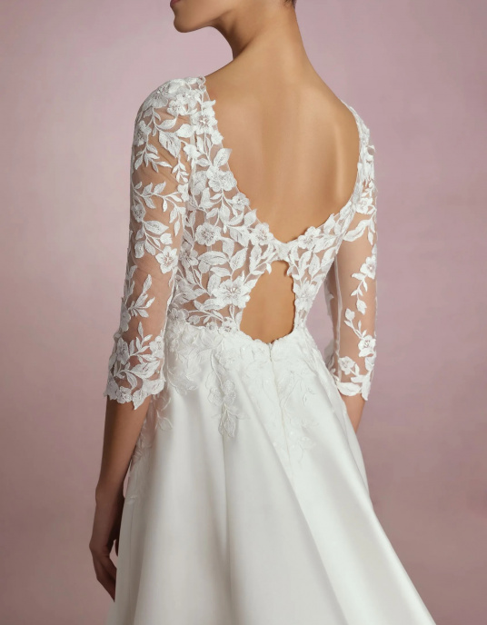 Robes de mariées  White one EDO Robe de mariée coupe A-line avec décolleté en V, manches trois-quarts et ouverture dans le dos en mikado 