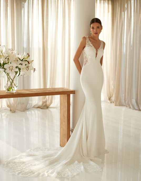 Robes de mariées  Saint Patrick "ELSIE" Robe de mariée sirène en crêpe avec décolleté en V 