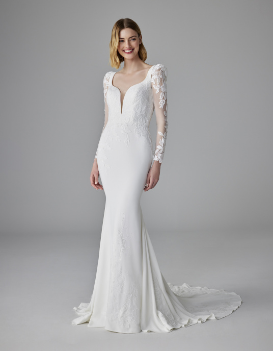 Robes de mariées  Pronovias ENCHANT À la fois élégante et séduisante, idéale pour les mariées qui recherchent un modèle simple avec une touche d’originalité.  