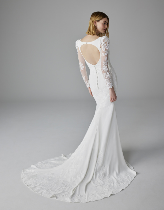 Robes de mariées  Pronovias ENCHANT À la fois élégante et séduisante, idéale pour les mariées qui recherchent un modèle simple avec une touche d’originalité.  