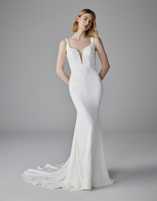 Robes de mariées  Pronovias ENCHANT À la fois élégante et séduisante, idéale pour les mariées qui recherchent un modèle simple avec une touche d’originalité.  