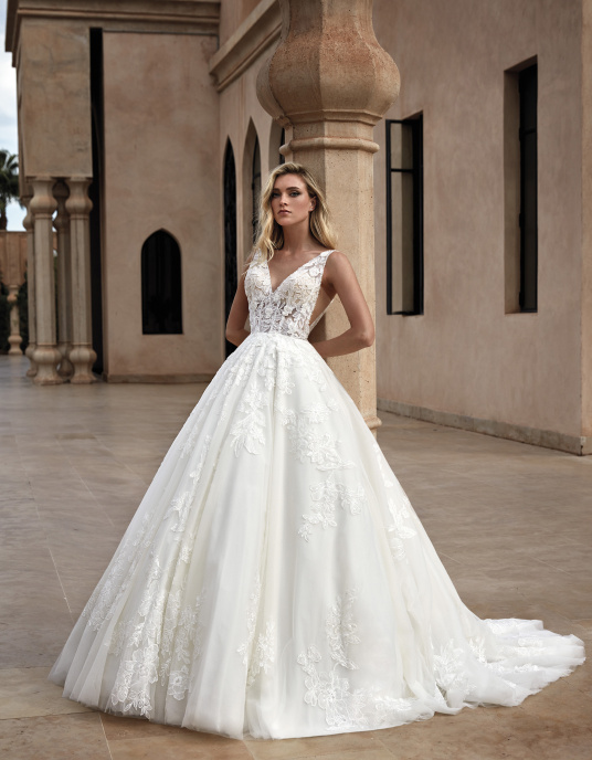 Robes de mariées  Pronovias HURON - Superbe robe de mariée à coupe en A avec des détails tendance pour la mariée avant-gardiste. Sa conception minutieuse en tulle et en dentelle donne vie à un corsage semi-transparent avec un décolleté et un dos en V.  