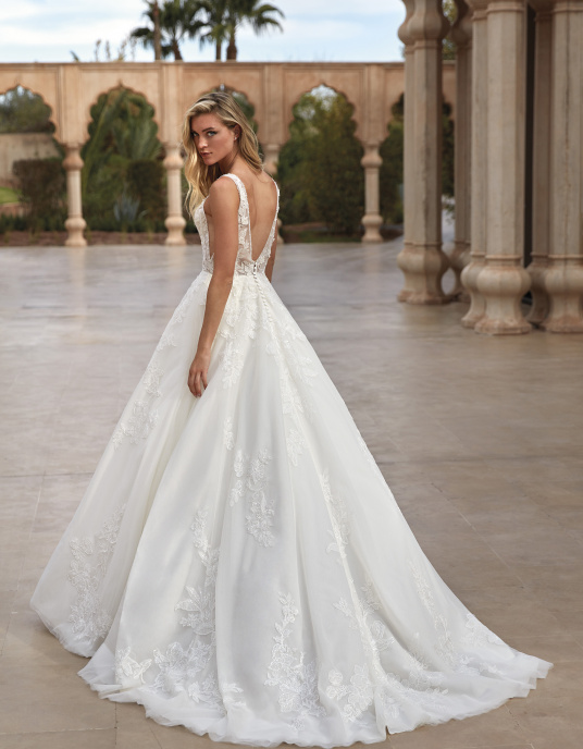 Robes de mariées  Pronovias HURON - Superbe robe de mariée à coupe en A avec des détails tendance pour la mariée avant-gardiste. Sa conception minutieuse en tulle et en dentelle donne vie à un corsage semi-transparent avec un décolleté et un dos en V.  
