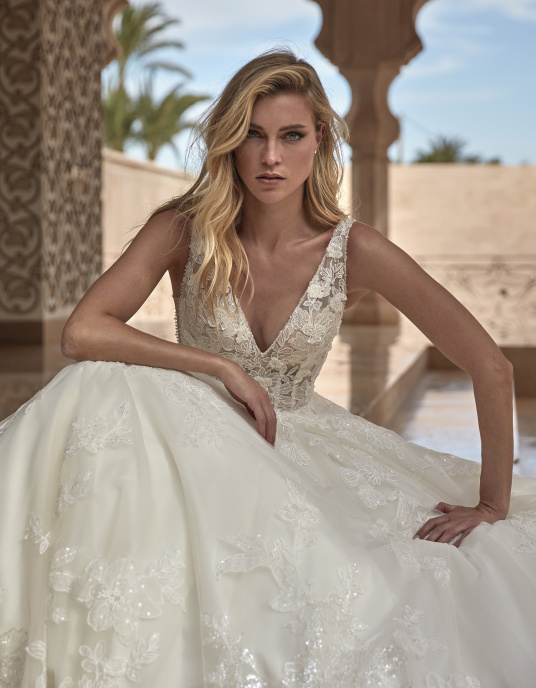 Robes de mariées  Pronovias HURON - Superbe robe de mariée à coupe en A avec des détails tendance pour la mariée avant-gardiste. Sa conception minutieuse en tulle et en dentelle donne vie à un corsage semi-transparent avec un décolleté et un dos en V.  