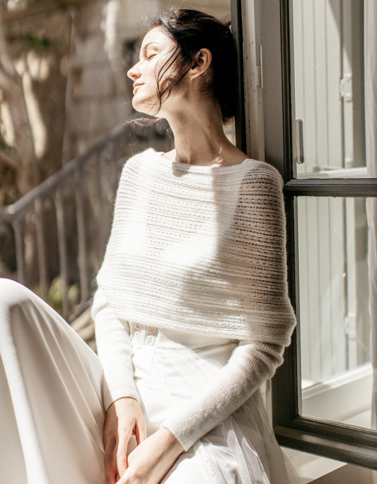 Robes de mariées  Lambert Creation tole à manches en Mohair, à la fois douce et légère, indispensable pour les mariées d’hiver. 