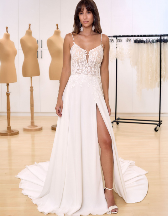 Robes de mariées  BIANCO EVENTO MARGARITA - robe de mariée coupe A, robe de mariée en mousseline, robe de mariée en dentelle, robe de mariée romantique, robe de mariée élégante, robe de mariée fluide, robe de mariée Bretagne, robe de mariée Morbihan, robe de mariée Auray. 