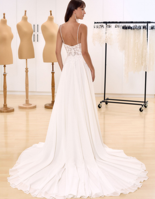 Robes de mariées  BIANCO EVENTO MARGARITA - robe de mariée coupe A, robe de mariée en mousseline, robe de mariée en dentelle, robe de mariée romantique, robe de mariée élégante, robe de mariée fluide, robe de mariée Bretagne, robe de mariée Morbihan, robe de mariée Auray. 