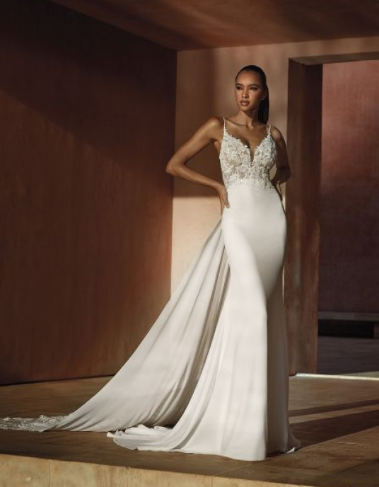 Robes de mariées  Pronovias "ROMAN" Cette robe est un véritable spectacle, elle met en valeur le physique féminin grâce à des textures de tissu contrastées très tendance et à des lignes élégantes. 