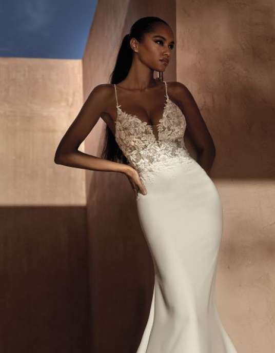 Robes de mariées  Pronovias "ROMAN" Cette robe est un véritable spectacle, elle met en valeur le physique féminin grâce à des textures de tissu contrastées très tendance et à des lignes élégantes. 