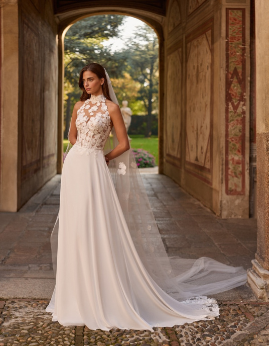 Robes de mariées  ALBERTO PALATCHI SABRINA Robe de mariée coupe trapèze en mousseline soyeuse, bustier dos nu et décolleté en V dos. Dentelle florale brodée, ourlet brodé. Élégance haute couture pour mariage romantique. 