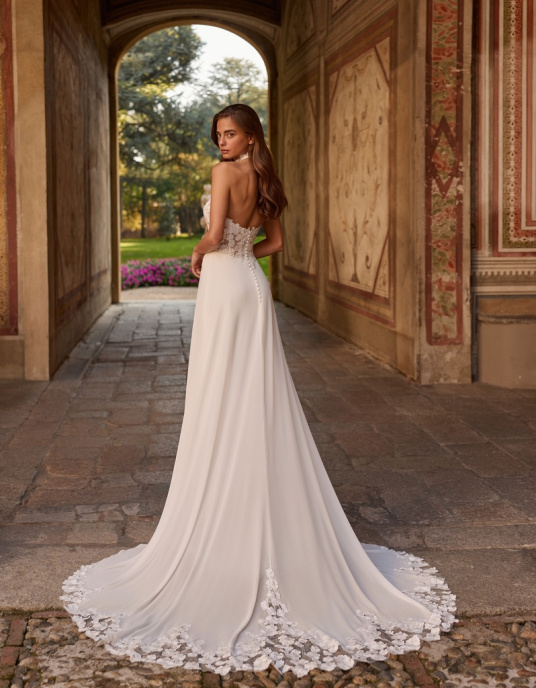 Robes de mariées  ALBERTO PALATCHI SABRINA Robe de mariée coupe trapèze en mousseline soyeuse, bustier dos nu et décolleté en V dos. Dentelle florale brodée, ourlet brodé. Élégance haute couture pour mariage romantique. 