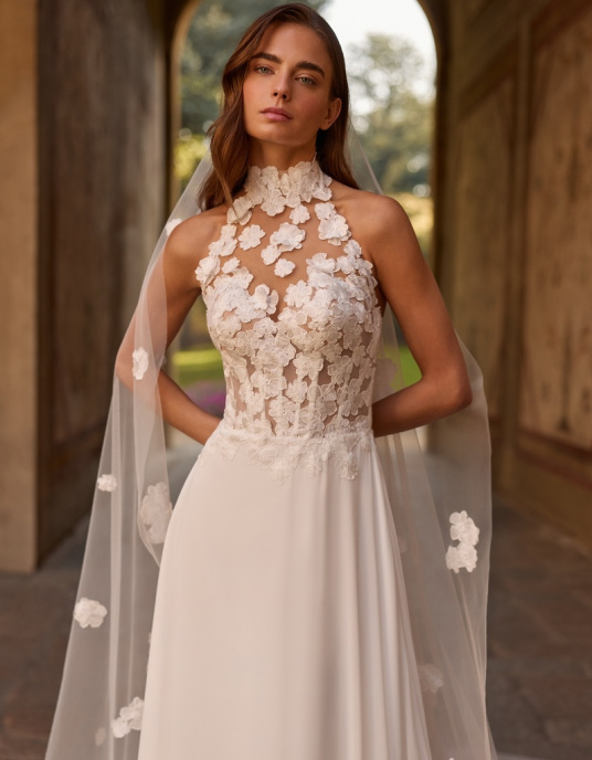 Robes de mariées  ALBERTO PALATCHI SABRINA Robe de mariée coupe trapèze en mousseline soyeuse, bustier dos nu et décolleté en V dos. Dentelle florale brodée, ourlet brodé. Élégance haute couture pour mariage romantique. 