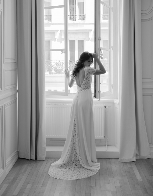 Robes de mariées  Lambert Creation Saturne Allure intemporelle pour cette robe en crêpe et dentelle, à manches courtes et quille en dentelle. 