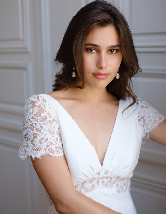 Robes de mariées  Lambert Creation Saturne Allure intemporelle pour cette robe en crêpe et dentelle, à manches courtes et quille en dentelle. 