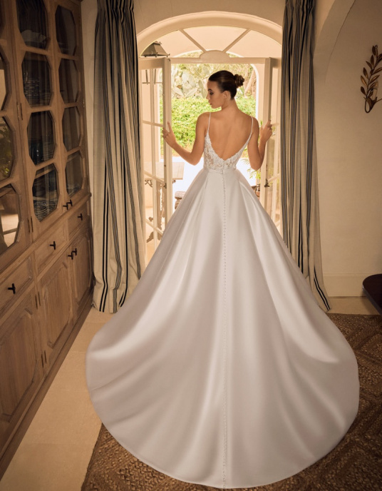 Robes de mariées  ALBERTO PALATCHI YOLANDA Robe princesse de style classique qui associe une robe courte moulante à un décolleté en V réalisé avec de délicates applications de dentelle sur une jupe en mikado. 